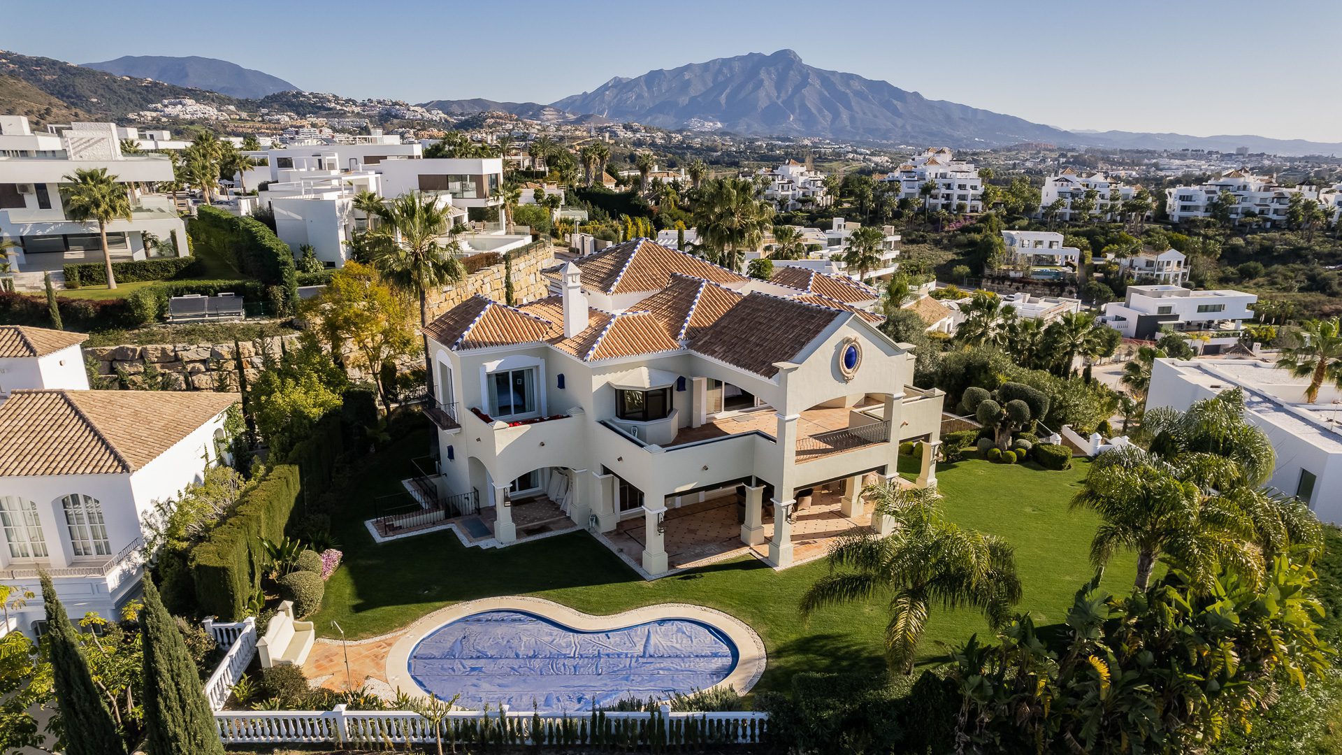 Villa in El Paraiso - view 1