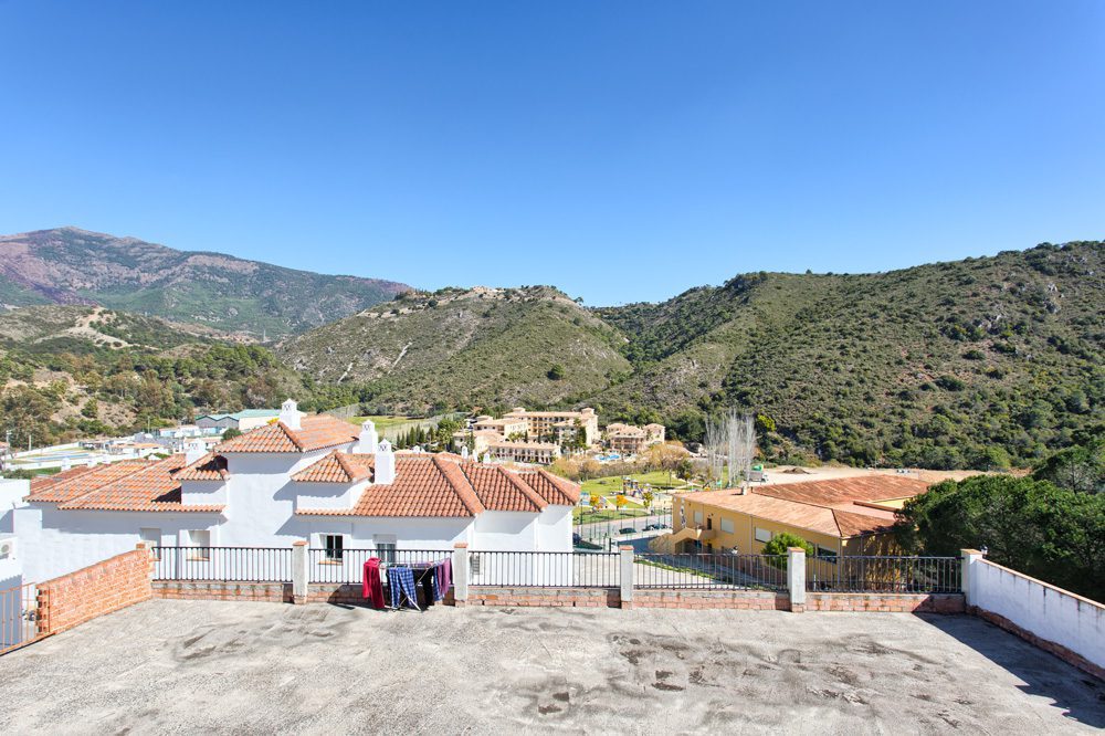 House in Benahavis - view 1