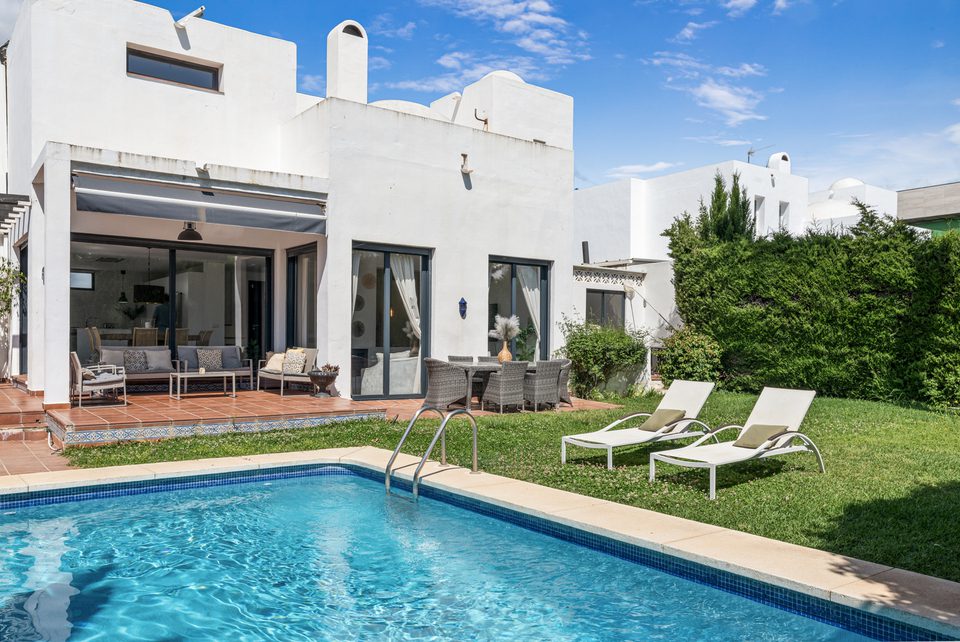 Villa in Nueva Andalucia - view 1