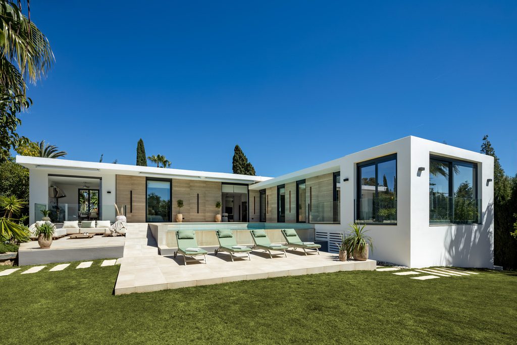 Villa in Nueva Andalucia - view 1