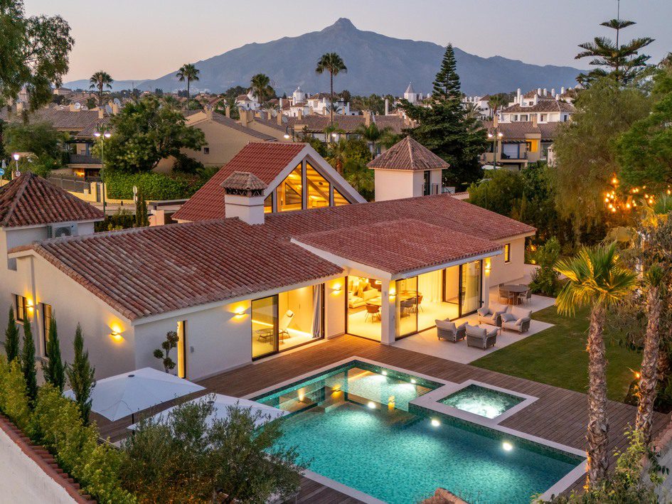 Villa in Nueva Andalucia - view 1